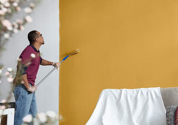 homem pintando parede representando os tipos de acabamento de tinta