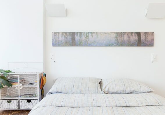 Imagem de um quarto de casal decorado em branco (Autor: Isadora Fabian)