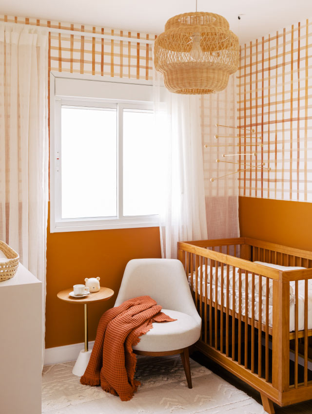 quarto infantil com pintura meia-parede em branco e laranja