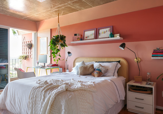imagem de quarto com parede laranja e rosa representando a psicologia das cores