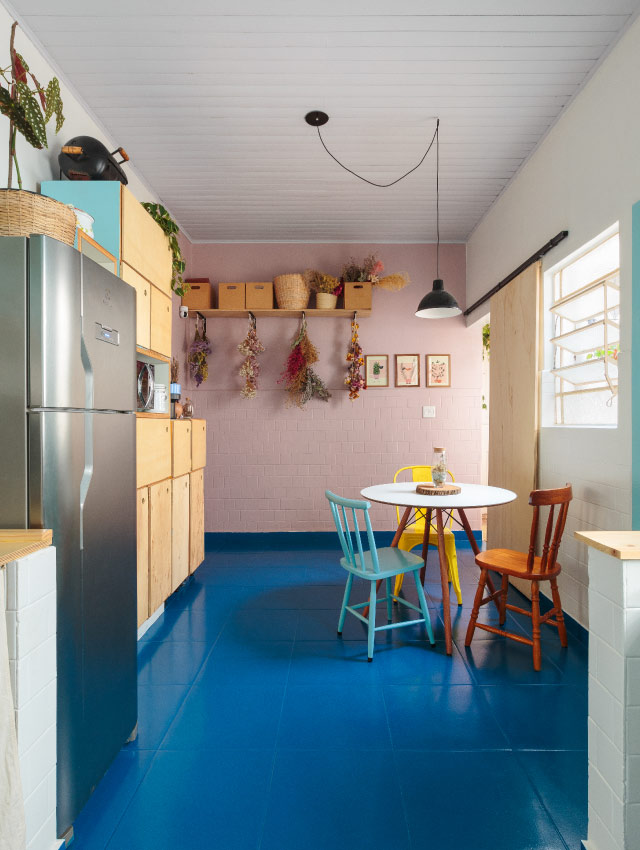 cozinha decorado com piso e paredes coloridas representando cores para casa