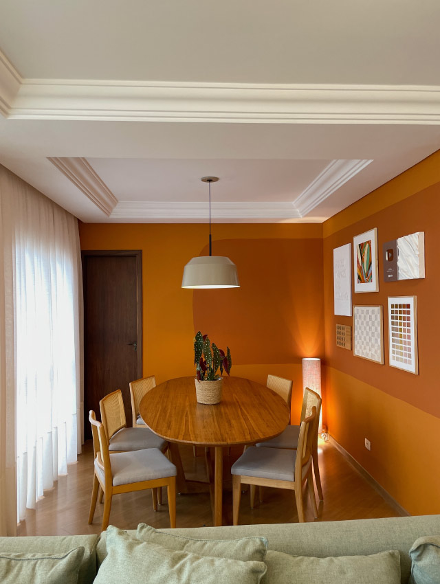 sala de jantar decorada com tons de laranja representando cores para casa