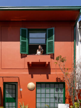 Fachada laranja e verde.