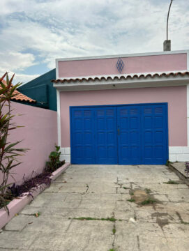 Portão azul.