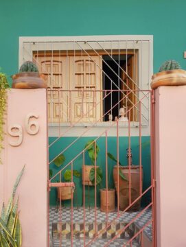 Portão rosa.