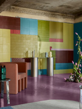 Sala colorida.