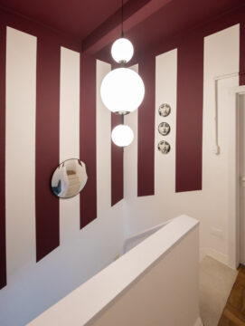 Sala com parede colorida em listras.