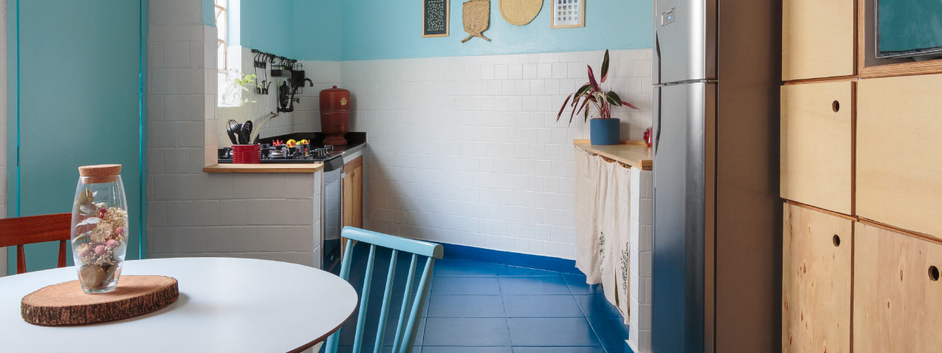 cozinha azul e amarela decorada com cores modernas para casa