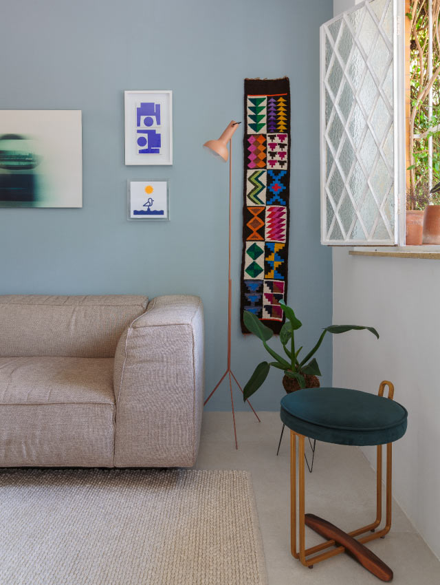 sala em azul claro e branco representando decoração com cores modernas para casa