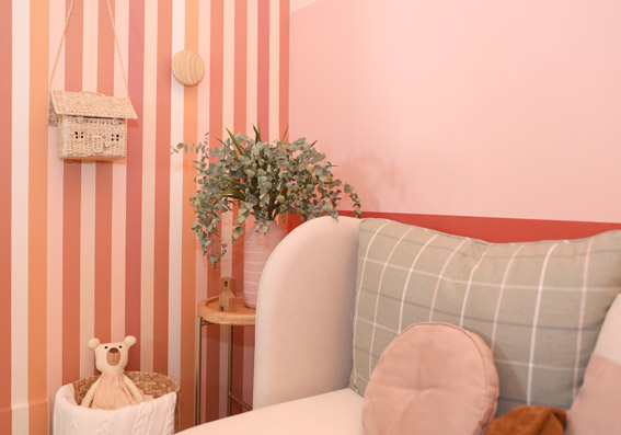 imagem de quarto decorado com tons de rosa e vermelho representando o nome das cores