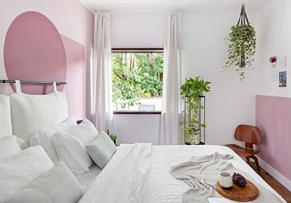 Imagem de um quarto com paredes roxas e brancas (Autor: Apartamento 203)
