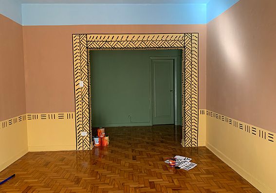 Imagem de uma sala colorida com produtos para pintura no chão (Autor: Ori Interiores)