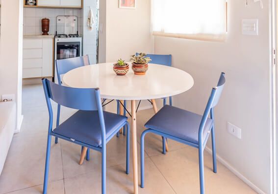 cozinha azul com móveis coloridos