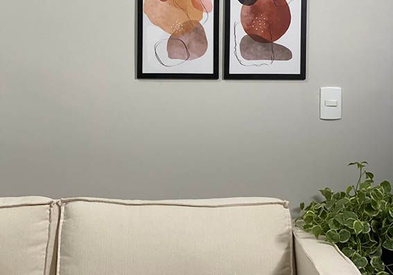 cores modernas para casa - imagem de sala com parede cinza e sofá bege