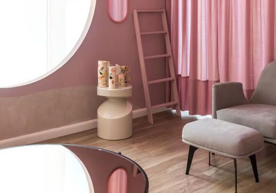 sala lilás representando as cores frias