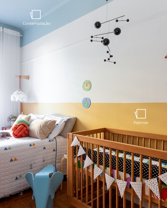Decoração do quarto de bebê | Teto colorido na cor Contemplação Suvinil | Cama e berço | Paredes nas cores Branca e Palmier