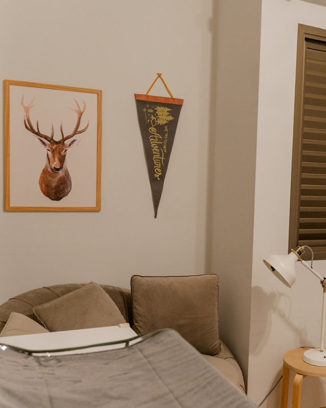 Detalhes do Quadro e Bandeira na parede cor Galho Seco Suvinil no quarto do Thomas