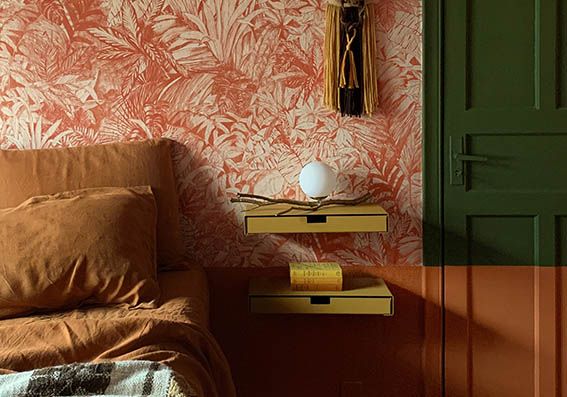 Imagem de um quarto com paredes laranjas desenhadas (Autor: Michell Lott)