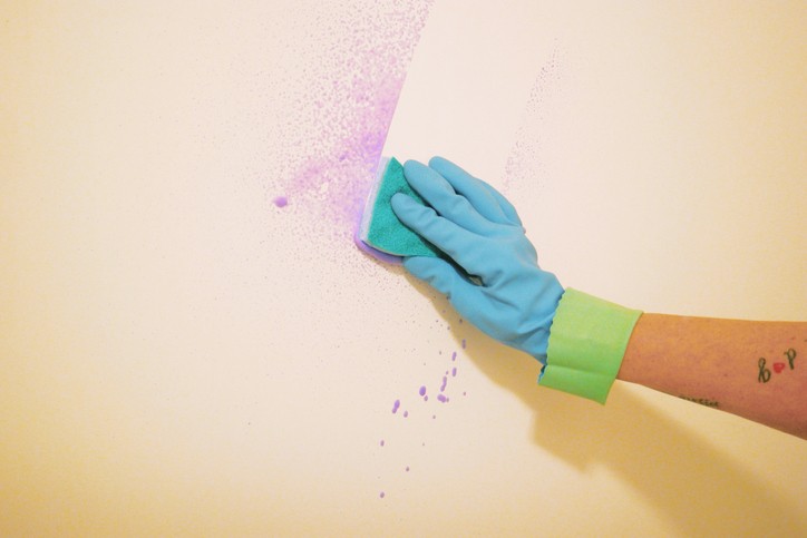 Limpeza da parede com tinta Suvinil | O lado mais abrasivo da esponja está virado para cima | É possível utilizar um pano úmido com água e detergente neutro