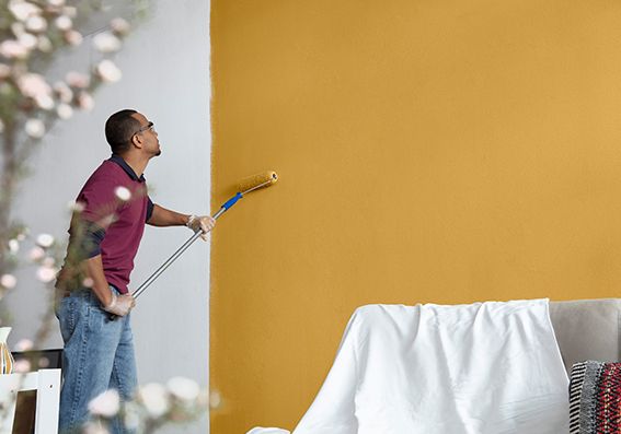 Imagem de um homem pintando uma parede (Autor: André Klotz)