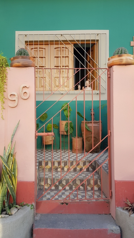 Fachada verde, muro rosa, portão vermelho e janela de madeira | Cores Barro Vermelho, Mousse de Goiaba e Serra Gaúcha Suvinil