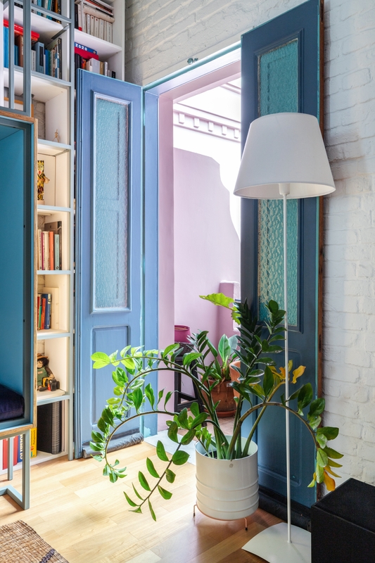 Sala de estar com porta azul e varanda colorida nas cores Anoitecer e Meia Luz Suvinil - Fachada com porta colorida.