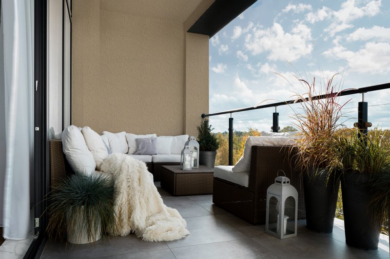 Moldura elegante para o ambiente da varanda com texturas de parede Suvinil na cor Camurça com efeito suave