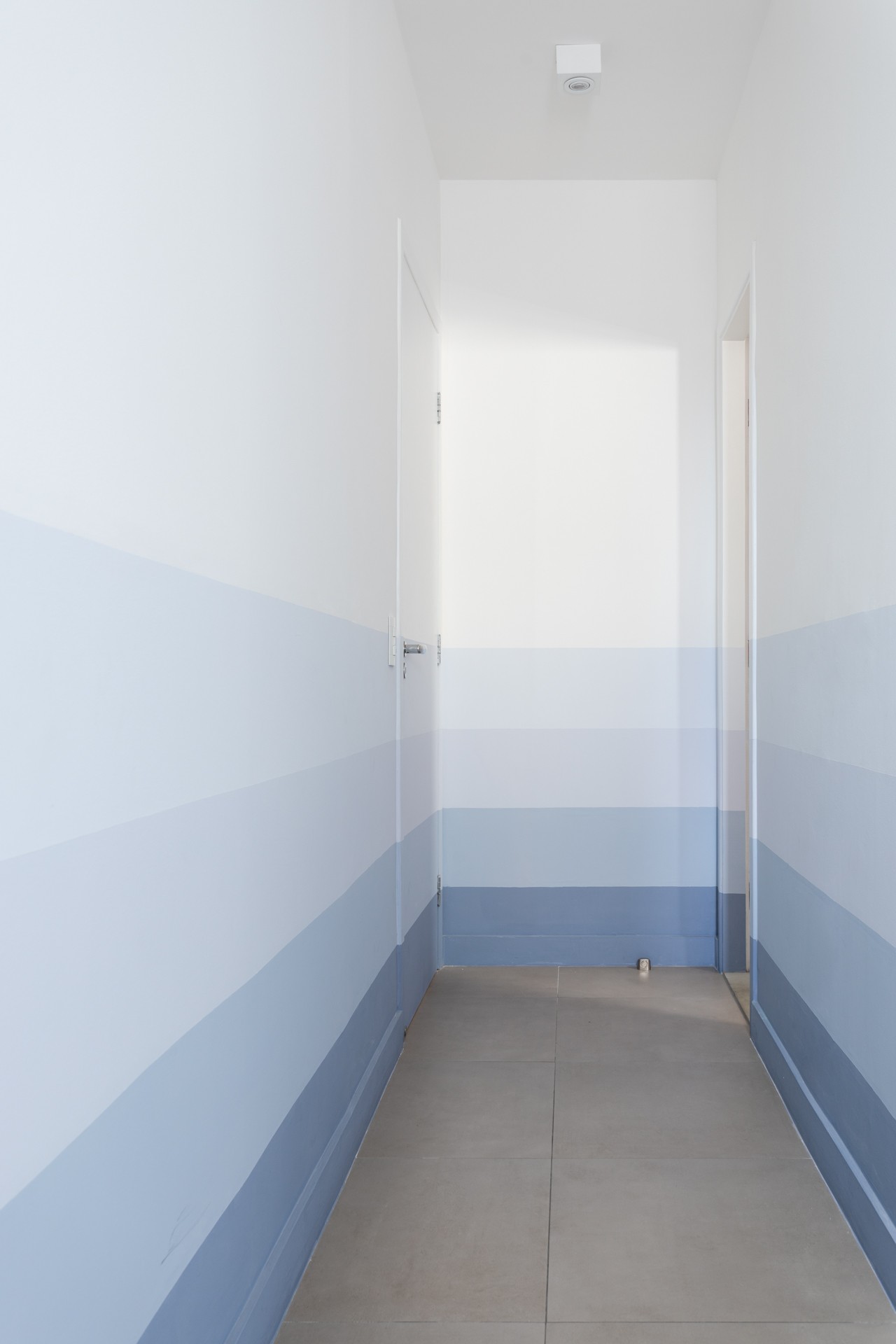 Inspiração de corredor pintado com as cores Chuva Gelada, Cerração, Azul Etéreo e Banho de Espuma Suvinil