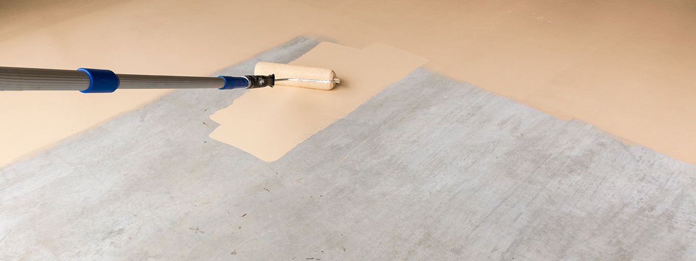 imagem de pintor demonstrando como pintar piso