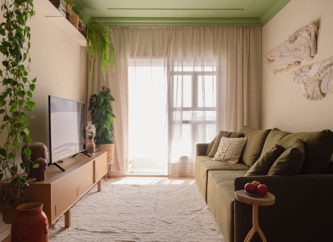 ideia de cores para sala de TV com amarelo claro
