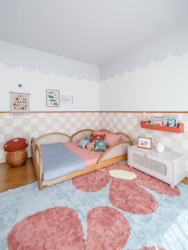Quarto infantil branco.