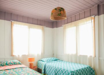 Quarto com duas camas.
