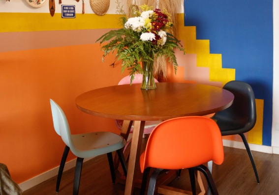 sala pintada com tons em amarelo, azul, rosa e laranja