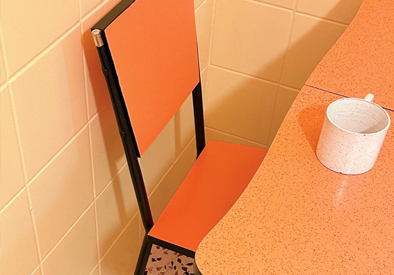 Imagem de cadeira de ferro pintada de laranja