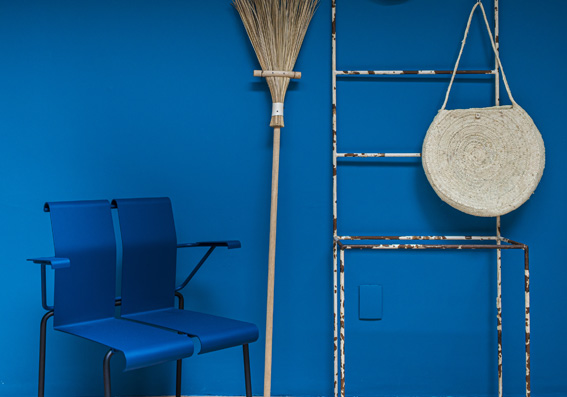 Foto cadeira de ferro pintada em azul