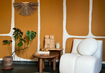 sala de estar pintada com laranja expressivo