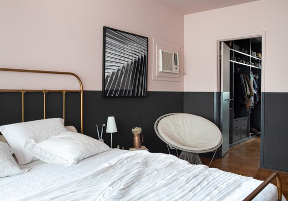 imagem de quarto com parede bicolor em rosa e cinza escuro representando cores escuras para quarto
