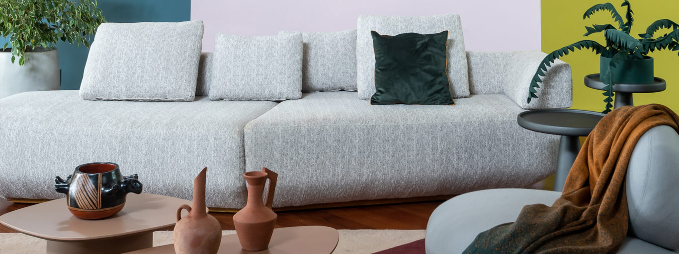sala de estar com sofá branco e parede tricolocar branca, verde e azul