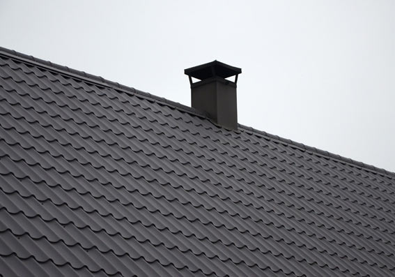 telhado pintado de preto com chaminé