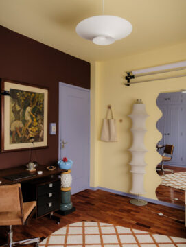 Sala colorida.