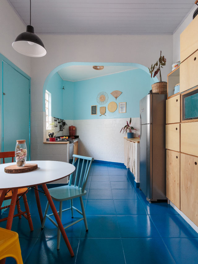cozinha com parede e piso azul representando decoração azul