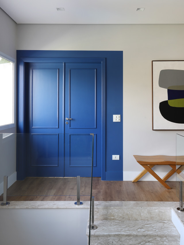 porta colorida de azul representando decoração azul