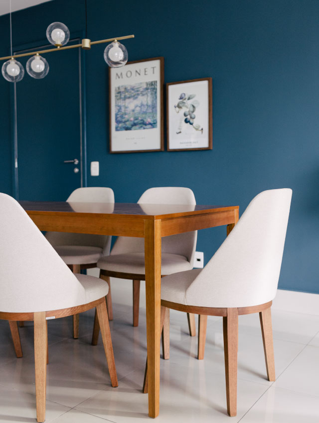 sala de jantar com parede azul representando a decoração azul