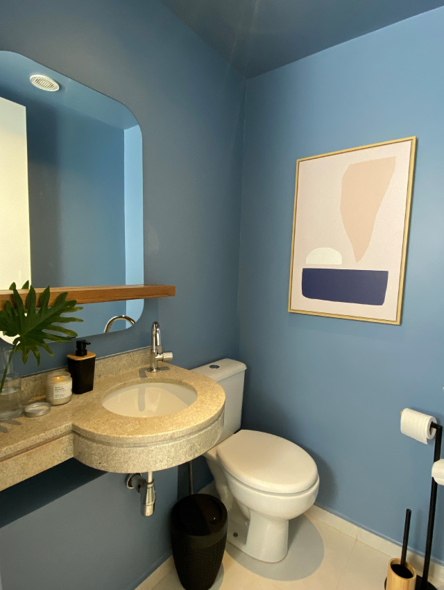 banheiro com paredes azul representando decoração azul