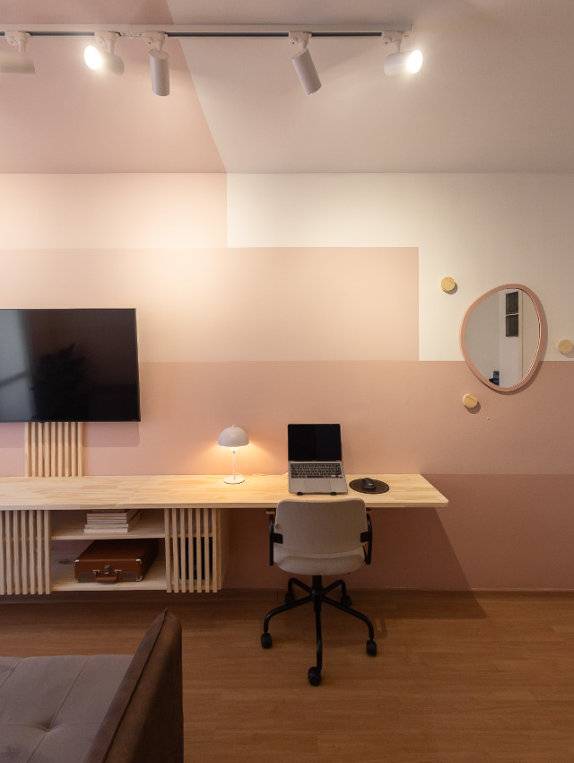 sala com escritorio embutido representando decoração rosa