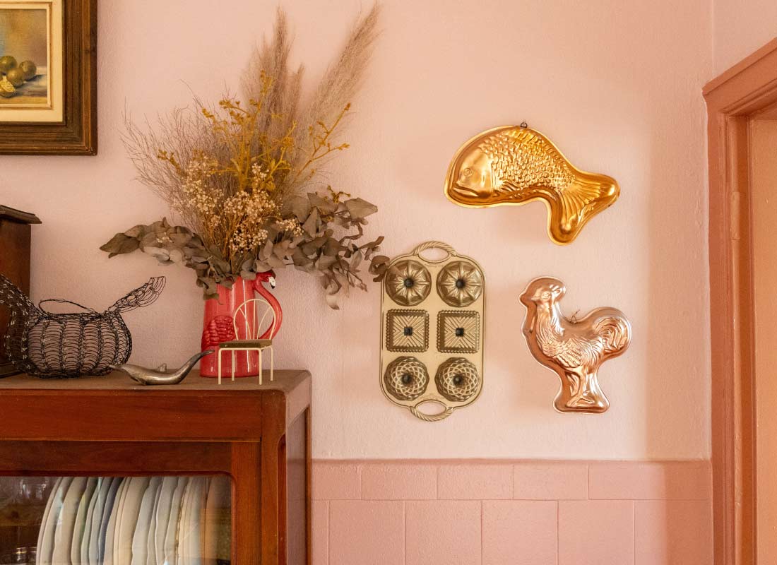 parede decorada com objetos representando decoração rosa