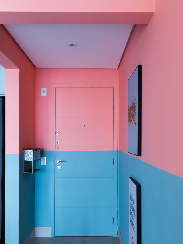 porta com pintura bicolor representando decoração rosa