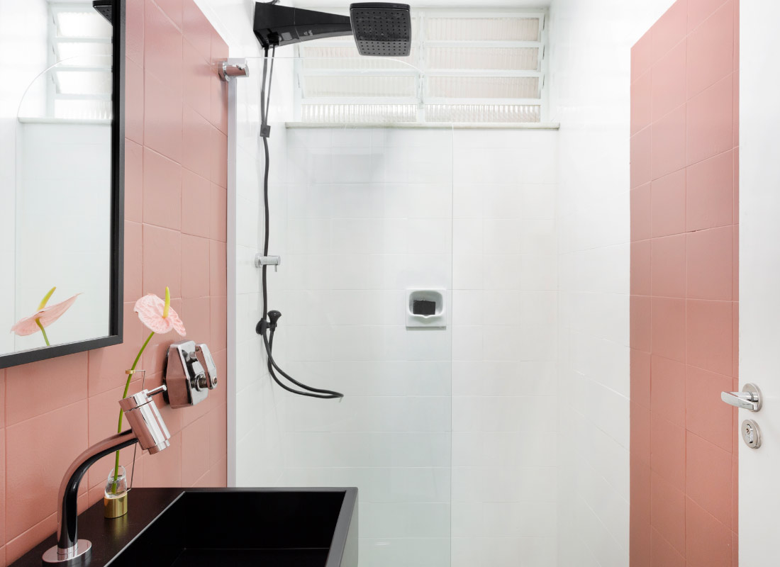 banheiro com azulejos coloridos representando uma decoração rosa