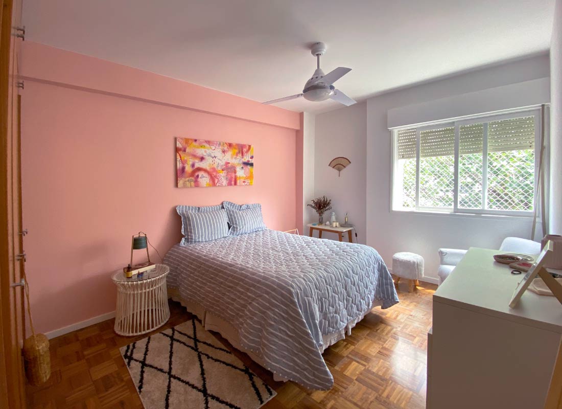 quarto com paredes coloridas representando decoração rosa