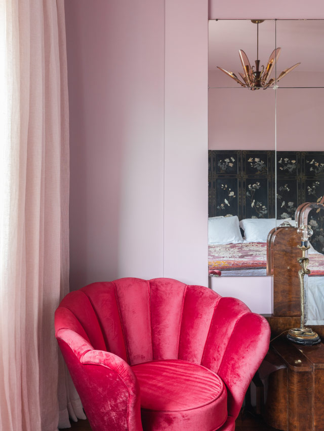 quarto decorado com tons de rosa claro e cadeira pink representando decoração de quarto rosa pink